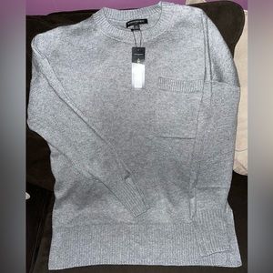 **NWT** Women’s Banana Republic soft knitted sweater. Sz M Grey